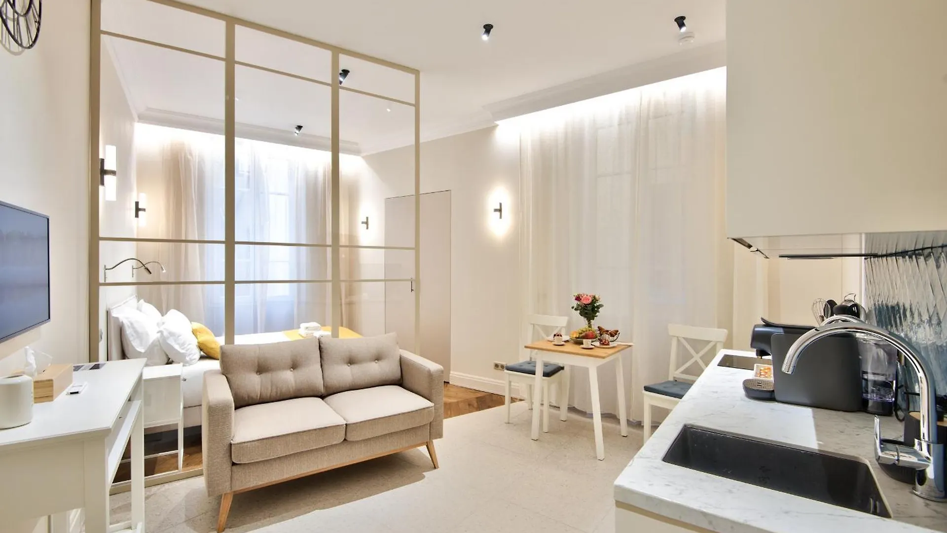 Aparthotel 9 Alberti Nice Centre 0*,  France